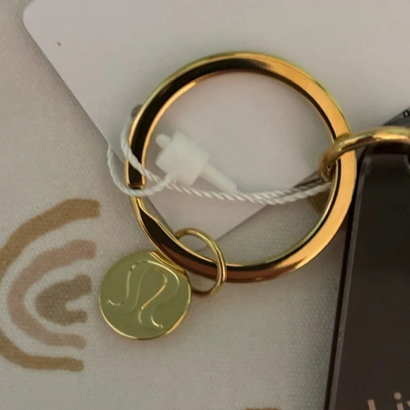 NWT Diamond Shaped Hotel keychain in roasted brown still has plastic on it. - Picture 3 of 5